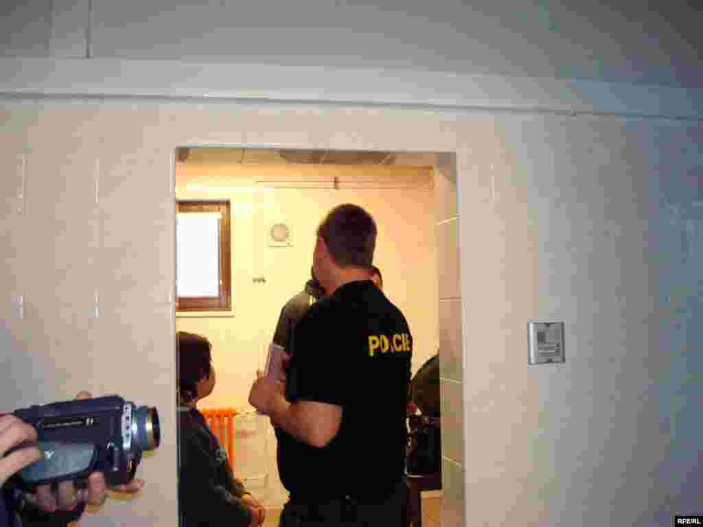 Чех полициясының  қызметкері босқындар лагеріне қабылдау үшін құжаттарды рәсімдеуде - Представитель чешской полиции принимает документы казахских беженцев. Вышни Лхоты, 1 февраля 2009 года.