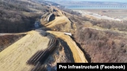 Imagine realizată în luna februarie, pe șantierul lotului Suplacu de Barcău - Chiribiș, contractat de Erbașu. În spate se observă viaductul început de Bechtel, în anii 2000, abandonat după rezilierea contractului.