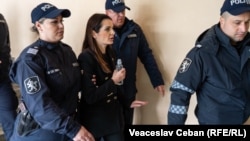 Evghenia Guțul, escortată la ședința de judecată din 31 martie, de la Judecătoria Buiucani.