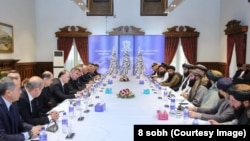 Афганские талибы и официальные лица Таджикистана во время встречи в Душанбе, столице Таджикистана