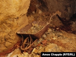 O roabă în interiorul unei mine de uraniu din sudul Boemiei, abandonată la începutul anilor 1960.