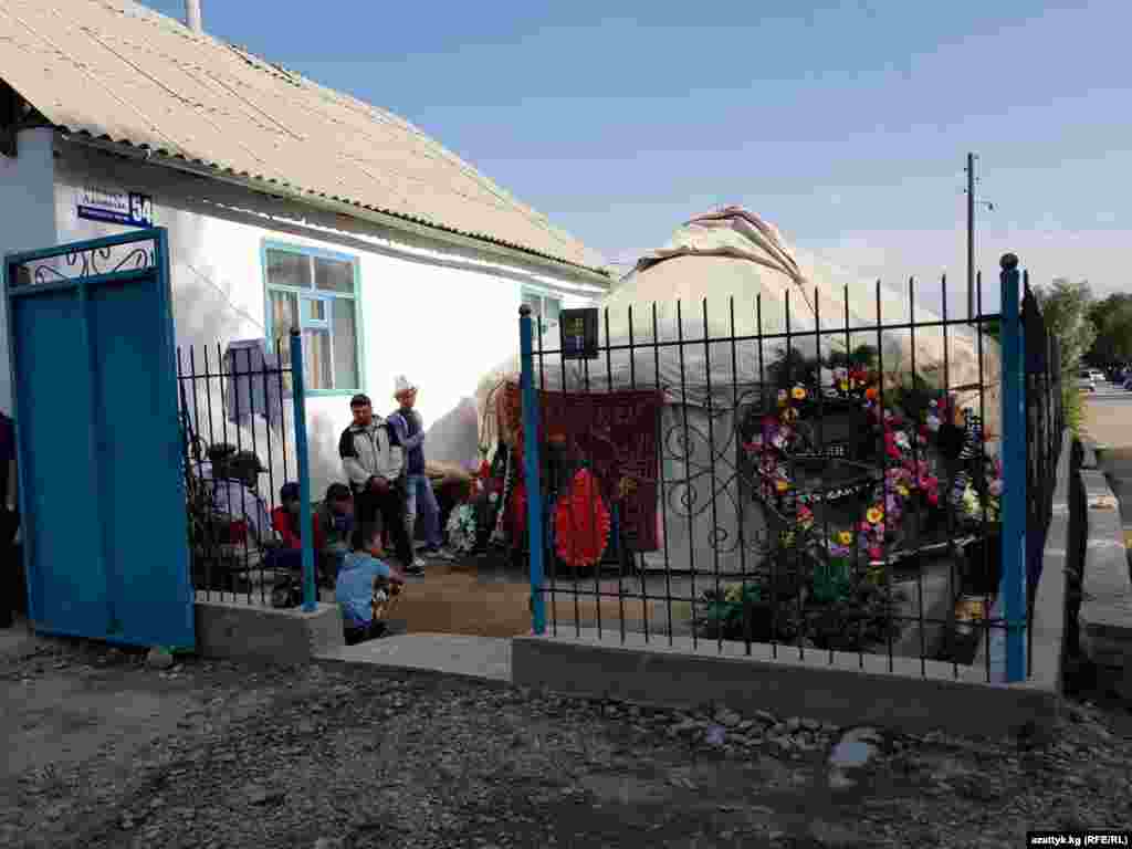 Уланбек Эгизбаев коомдогу курч маселелерди тайманбастан козгогон, Кыргызстандын коомчулугунун сүймөнчүгүнө айланган таланттуу иликтөөчү журналист болчу. Ал акыркы жылдары "Азаттык" радиосунун &ldquo;Ыңгайсыз суроолор&rdquo; сыналгы программасы үчүн коомдо зор талкуу жараткан бир катар орчундуу иликтөөлөрдү даярдап, обого алып чыккан.