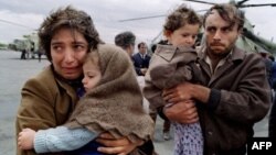 Армения - Семья беженцев, прибывшая в Ереван вследствие усиливавшегося давления на армян в Нагорном Карабахе, май 1991 г.