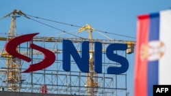 Логото на сръбската петролна компания NIS („Нефтена Индустрия Сърбия“) на централата ѝ в Белград. Снимката е от 9 октомври 2025 г.