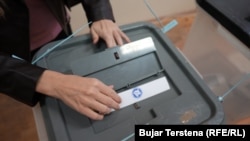 Një qytetare duke votuar.