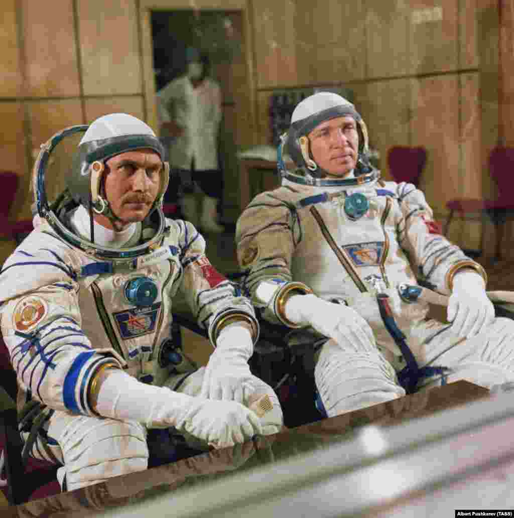 Совет ғарышкерлері Анатолий Березовой мен Валентин Лебедев 1982 жылы ғарыш сапары алдында әйнектің ар жағынан журналистермен сөйлесіп отыр. Совет кезінде қалыптасқан кей дәстүрлер әлі күнге жалғасып келеді. Мысалы, ғарышкерлер ғарышқа ұшар алдында 1970 жылы түсірілген "Шөл даланың ақ күні" фильмін көріп, өздерін ұшу алаңына жеткізген автобустың артқы дөңгелегіне зәр сындырады. Ал әйел ғарышкерлер зәр құйылған кішкентай ыдысты өздерімен бірге ала барады деп айтылады.