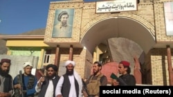 Талибы у офиса губернатора Панджшера, 6 сентября 2021 года