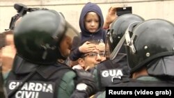 ერთმანეთს არაერთხელ დაუპირისპირდნენ რეფერენდუმის მომხრეები და პოლიციელები