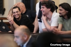 ზვიად ცეცხლაძე სასამართლო სხდომაზე სხვა ბრალდებულებთან ერთად.