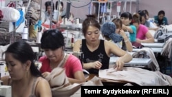 Сотрудницы швейного цеха в Кыргызстане. Архивное фото. 