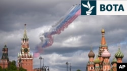 Avionët luftarakë rusë, Su-25, fluturojnë mbi Sheshin e Kuq, gjatë ushtrimeve për paradën ushtarake në Ditën e Fitores. Moskë, 5 maj 2025. 