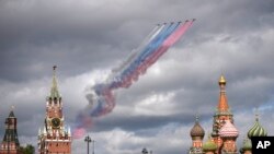 Қызыл алаңның үстінен ұшып бара жатқан әскери ұшақтар Ресей туын бейнелеп із қалдырып барады. Мәскеу, 5 мамыр 2025 жыл.