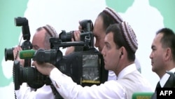 Türkmen telewideniýesiniň işgärleri. Illýustrasiýa.