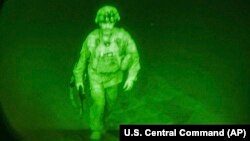 آخرین سرباز امریکایی که افغانستان را به تاریخ ۳۰ آگست ترک کرد