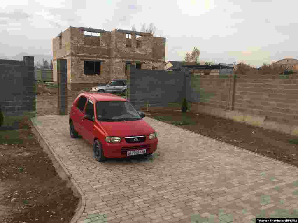 "Азаттыктын" жеринде жүргөн кабарчыларынын айтымында, Бишкектин Көк-Жар жаңы конушундагы Улан Саляновдун үйүндө Чүйдүн Аламүдүн райондук жана Бишкектин Октябрь райондук тергөө топтору иштеп жатышат.&nbsp;