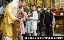 Episcopul de Huși, Preasfințitul Părinte Ignatie, este considerat de oameni din biserică un ierarh prooccidental. Ignatie a preluat una dintre cele mai dificile episcopii. Precedentul episcop, Corneliu Bârlădeanu, a fost condamnat pentru viol.