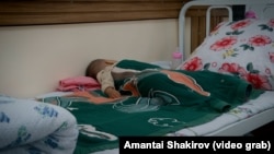 Жугуштуу оорулар ооруканасында жаткан бала. Бишкек.