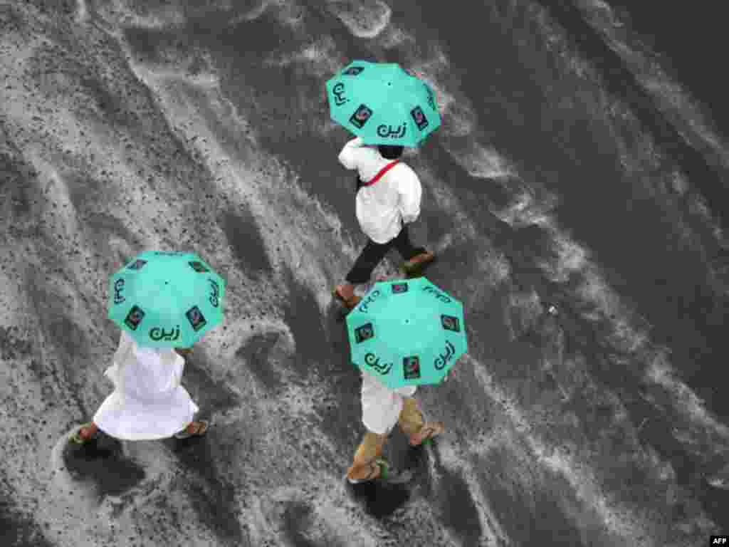 Паломники в Мекке спешат в мечеть