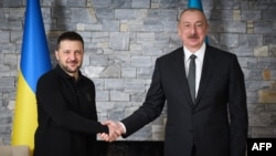 Президент Украины Владимир Зеленский (слева) и президент Азербайджана Ильхаму Алиеву перед началом их переговоров в кулуарах международного экономического форума в в Давосе, 22 января 2025 года