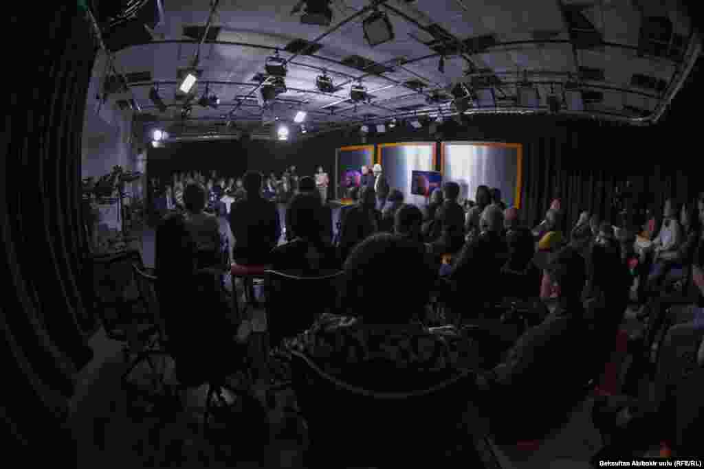 &ldquo;Азаттык&rdquo; үналгысынын жогорку сапаттагы телеберүүлөрдү даярдап, бир эле учурда ар кандай платформаларда түз эфирге чыгууга жана ар кайсы өлкөлөр ортосунда телекөпүрө уюштурууга мүмкүнчүлүк берген акыркы үлгүдөгү шаймандар жана заманбап технологиялар менен жабдылган студиясы быйыл ишке кирди.