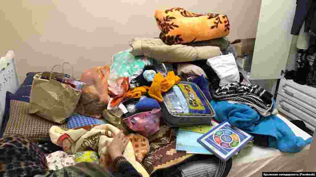 Активісти об'єднання &laquo;Кримська солідарність&raquo; повідомляють, що під час обшуків російські силовики &laquo;вилучають телефони і підкидають літературу&raquo;