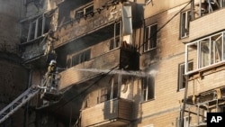 Echipele de intervenție de urgență din Kiev au lucrat intens pentru a stinge un incendiu declanșat în urma unui atac rusesc asupra capitalei ucrainene pe 7 septembrie.