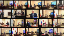 მცირე განსხვავებები, როგორიცაა კარის სახელურის განლაგება და დოკუმენტების უჯრის ხის ზედაპირი, მიუთითებს იმაზე, რომ პუტინი სამ თითქმის ერთნაირ ოფისს იყენებს რუსეთის სხვადასხვა კუთხეში.