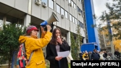 Србија - Студентите на уличен перформанс во спомен на 15 жртви при падот на настрешницата на железничката станица во Нови Сад