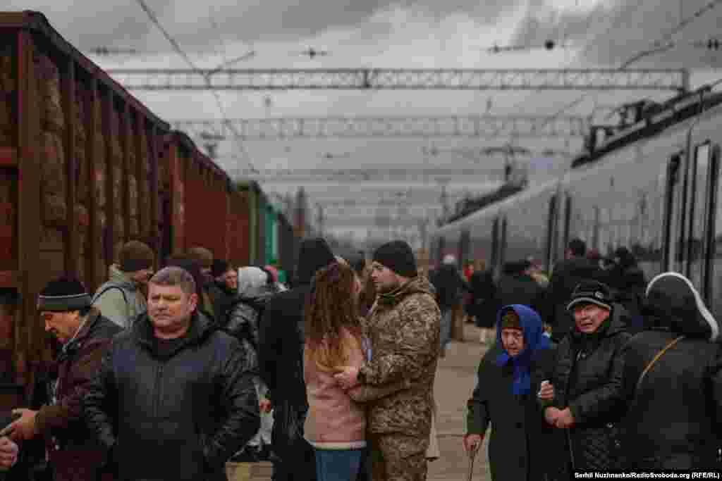 Кіраўнік вайсковай адміністрацыі рэгіёну Вадзім Філашкін, а таксама дзяржаўны чыгуначны апэратар Украіны 5 лістапада абвясьцілі пра «цяжкае рашэньне» прыпыніць рух цягнікоў у Краматорск і зь яго з прычынаў бясьпекі.