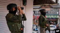 د هند تر واک لاندې کشمير کې هندي پوځيان د دندې پر مهال ولاړ دي - انځور له ارشيفه