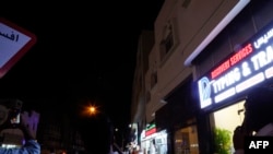 Люди знімають на відео снаряди в небі над Дохою в Катарі, 23 червня 2025 року