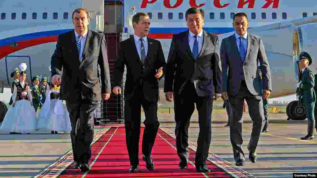 Встреча премьер-министра России Дмитрия Медведева (второй слева) в аэропорту "Манас". Бишкек, 6 июня 2016 года.