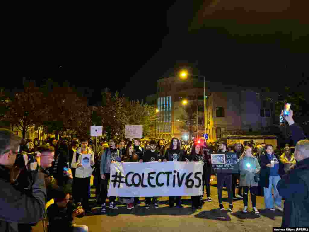 București, 30 octombrie 2025 – Cel puțin o mie de persoane au participat la evenimentul care a amintit de tragedie. Ei au acuzat nedreptatea, prea ține rezolvări și că prea puțini dintre oficialii responsabili au plătit pentru pierderea atâtor vieți omenești.