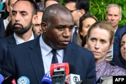 Secretarul de Externe al Marii Britanii David Lammy (l) flancat de Înaltul Reprezentant al UE, Kaja Kallas, face o declarație în urma întâlnirii cu ministrul de Externe al Iranului privind programul nuclear al Teheranului, la hotelul Intercontinental din Geneva - 20 iunie 2025