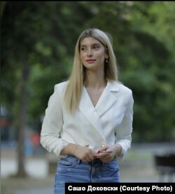 Ива Наскова давајќи изјава за медиуми