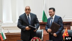Kryeministri i atëhershëm i Bullgarisë, Boyko Borisov dhe kryeministri i Maqedonisë së Veriut, Zoran Zaev gjatë ceremonisë së nënshkrimit të Marrëveshjes për fqinjësi të mirë. 1 gusht 2017.