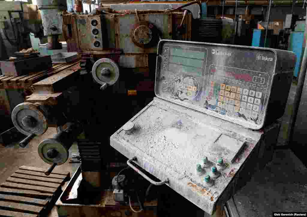 Опрема покриена со прав се наоѓа напуштена во фабриката. На крајот, службениците пронашле еден човек кој знаел каде се чуваат нацрти за вентилаторите. Работел во локален супермаркет.