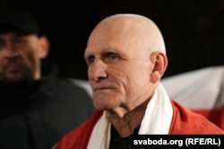 Алесь Бяляцкі каля амбасады ЗША ў Вільні пасьля вызваленьня з-за кратаў у Беларусі і вывазу ў Літву. 13 сьнежня 2025