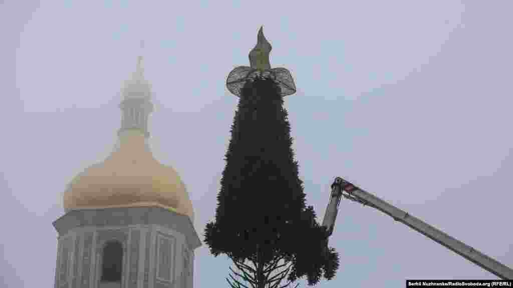 &laquo;Не буде фудкортів, концертів, анімаційних програм. Киян та гостей міста на Софійській площі чекатимуть артінсталяції, сувеніри, напої та снеки. Однак хочу наголосити, що ми цього року презентуємо новий новорічний маршрут&raquo;, &ndash; сказав Воронін