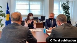 Ministrja e Drejtësisë, Albulena Haxhiu së bashku me zv. Sekretarin e Përgjithshëm të Ministrisë së Drejtësisë, Ardian Bajraktari, pritën në takim Kryesuesin e Këshillit Prokurorial të Kosovës, Jetish Maloku dhe Kryeprokurorin e Prokurorisë Speciale, Blerim Isufaj.