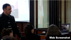 გოჩა ვანაძე უყურებს ვიდეოს, სადაც მზია ამაღლობელის დაკავების ეპიზოდი, მათ შორის გრიგოლ ბესელია ჩანს