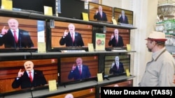 Лукашенконун жылдык кайрылуусун көрсөткөн дүкөндөгү телевизорлор, Минск шаары, 24-апрель 2018-жыл.