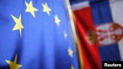 Zastave Evropske unije i Srbije, ilustrativna fotografija