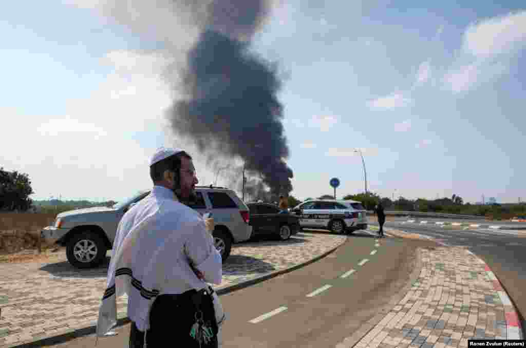 Izraelac blizu lokacije pogođene iranskom raketom u Herzliji, 17. juna.
