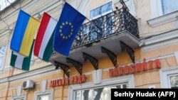 У Берегові на Закарпатті, де місцеві угорці становлять значну частку населення, прапор Угорщини (с) висить просто на будівлі міської ради, поруч із прапорами України і ЄС (фото 2017 року)