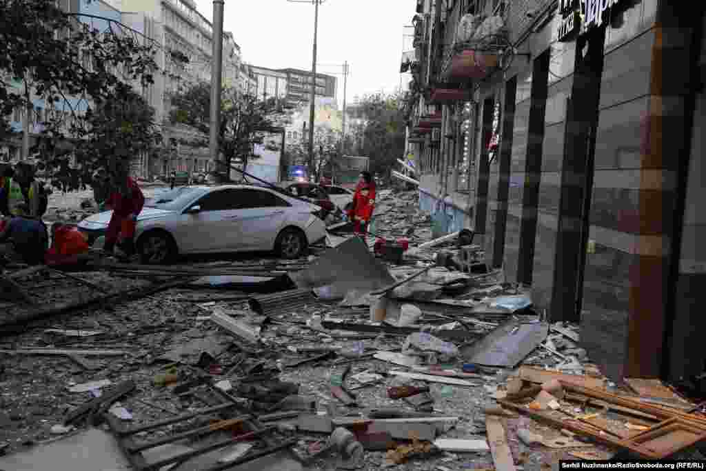 Kiýewiň Žylýanski köçesinde birnäçe bina zeper ýetdi, döwülen penjireler zeper ýeten binanyň öňündäki meýdany örtdi.