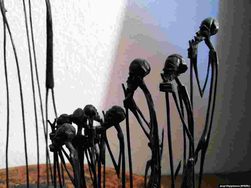 Ал эми бул "кишилерди" африкалык усталар бир кесим жыгачты кырып отуруп жасашат.