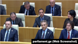 პირველ რიგში მარცხნიდან: ირაკლი ღარიბაშვილი, ბიძინა ივანიშვილი და ირაკლი კობახიძე ახალი მოწვევის პარლამენტის სხდომაზე