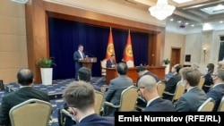 Садыр Жапаров выступает на встрече с представителями дипмиссий и международных организаций. 