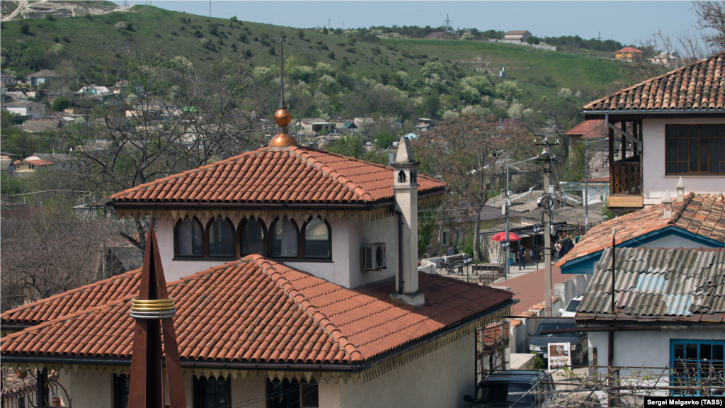 Bağçasaraynıñ XV asırda hanlıqnıñ paytahtını Solhattan köçürgen Han Meñli Geray I tarafından qurulğanıa inanılır, amma bu yerlerde yaşayış yerleri uzun müddet mevcut edi&nbsp;